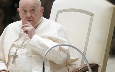 EL PAPA FRANCISCO SIGUE GRAVE; PRESENTA PROBLEMA RENAL TEMPRANO, PERO SE MANTIENE ALERTA